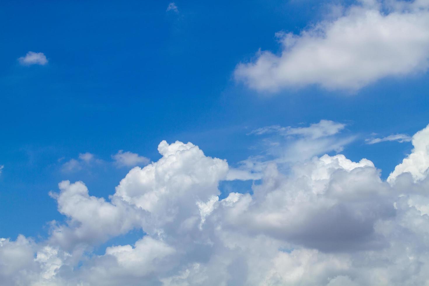 bel cielo azzurro e nuvole foto