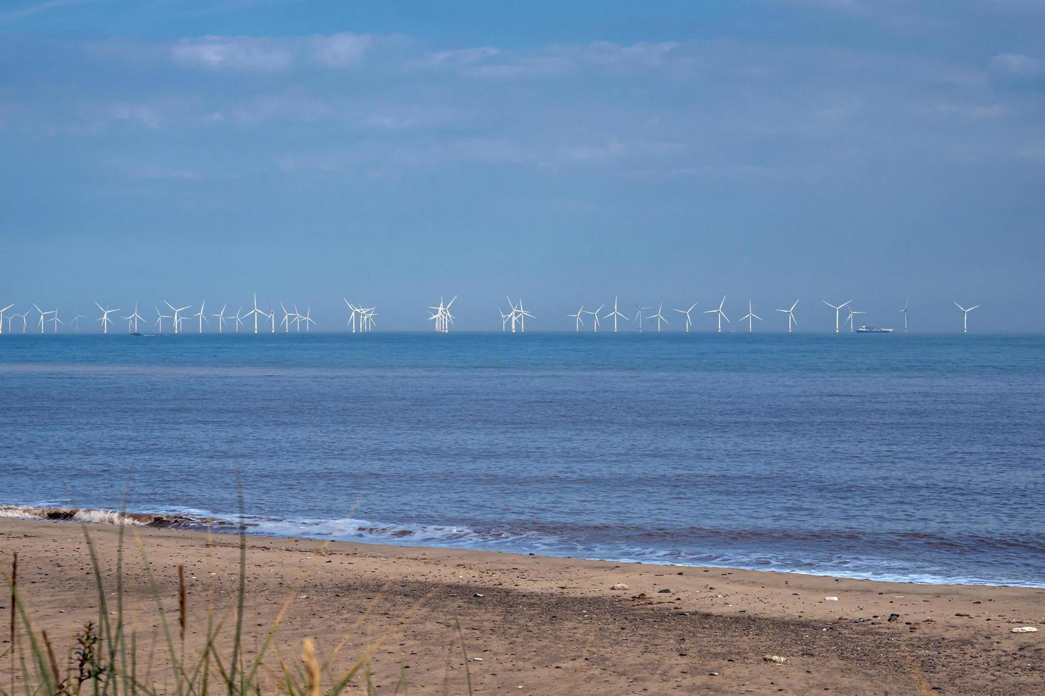 Parco eolico offshore visto dal punto di disprezzo, East Yorkshire, Inghilterra foto