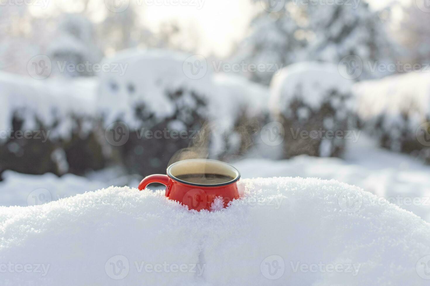 caffè nel un' tazza su il sfondo di un' inverno tema foto