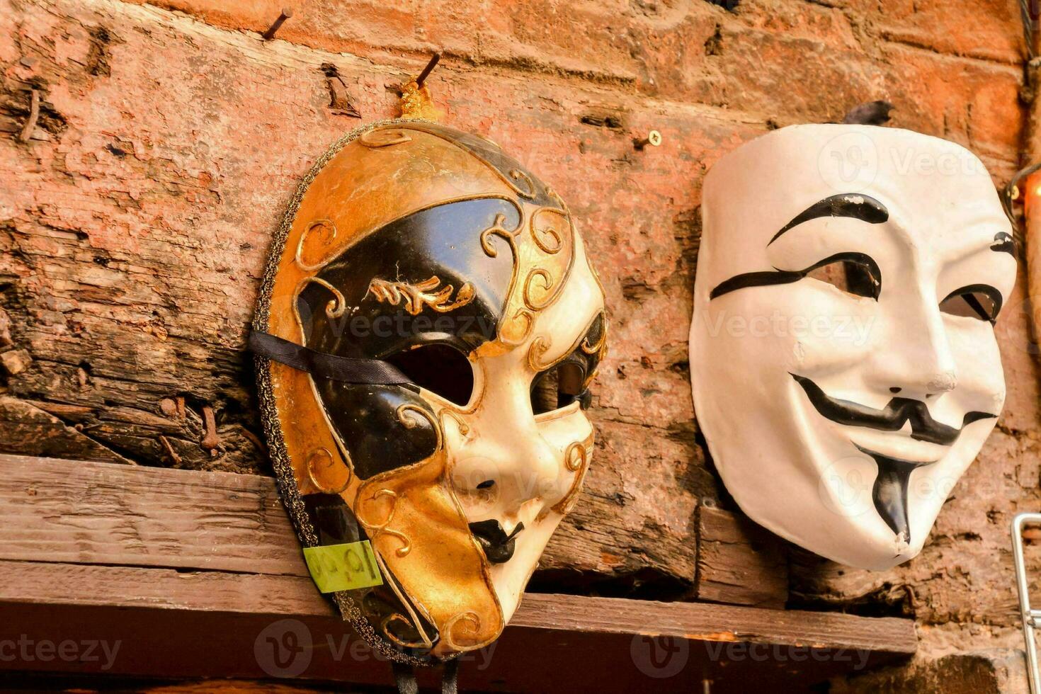 Due maschere sospeso su un' parete foto