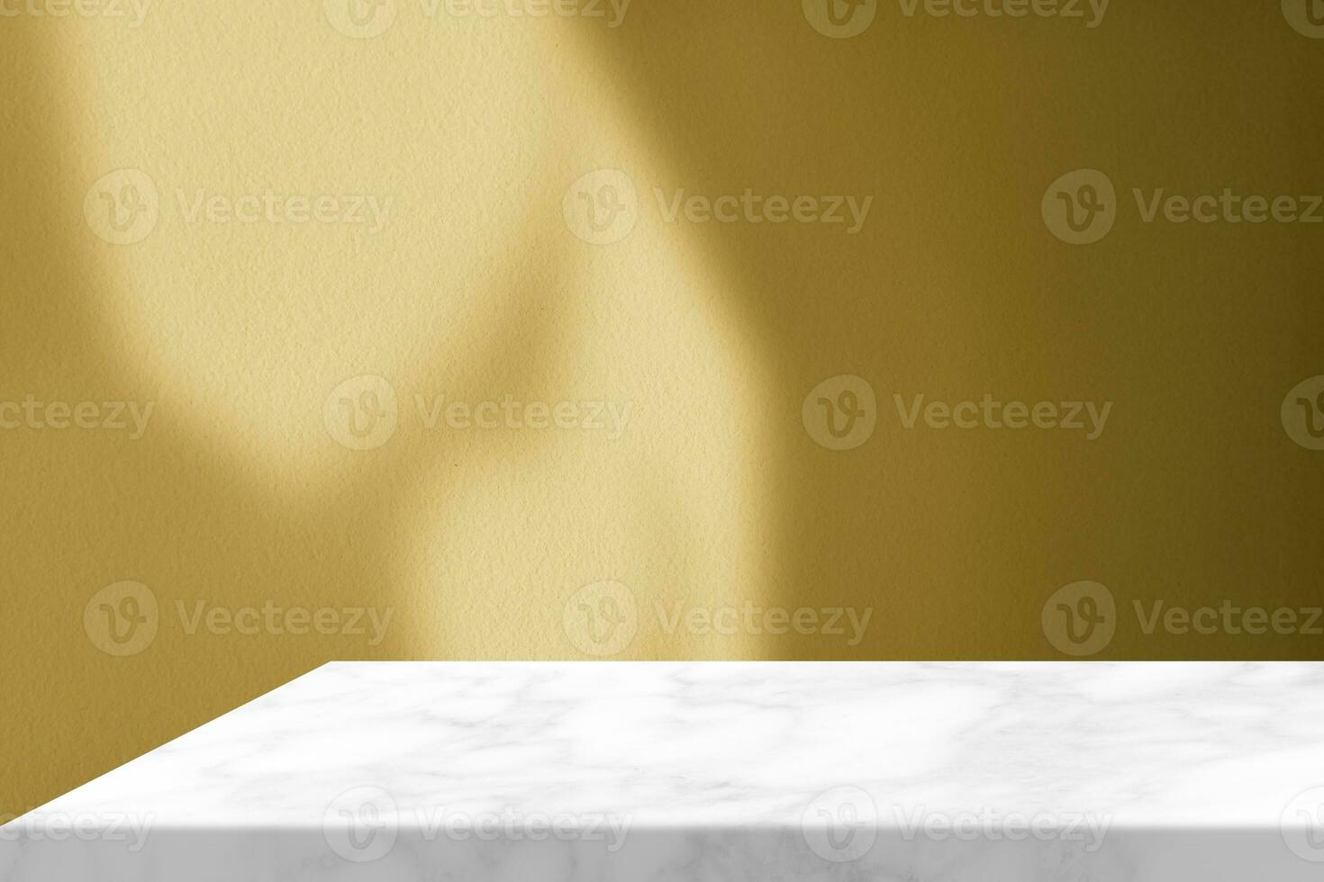 bianca marmo tavolo angolo con ombra buddista Chiesa tetto ombra su oro calcestruzzo parete struttura sfondo, adatto per Prodotto presentazione sfondo, Schermo, e finto su. foto