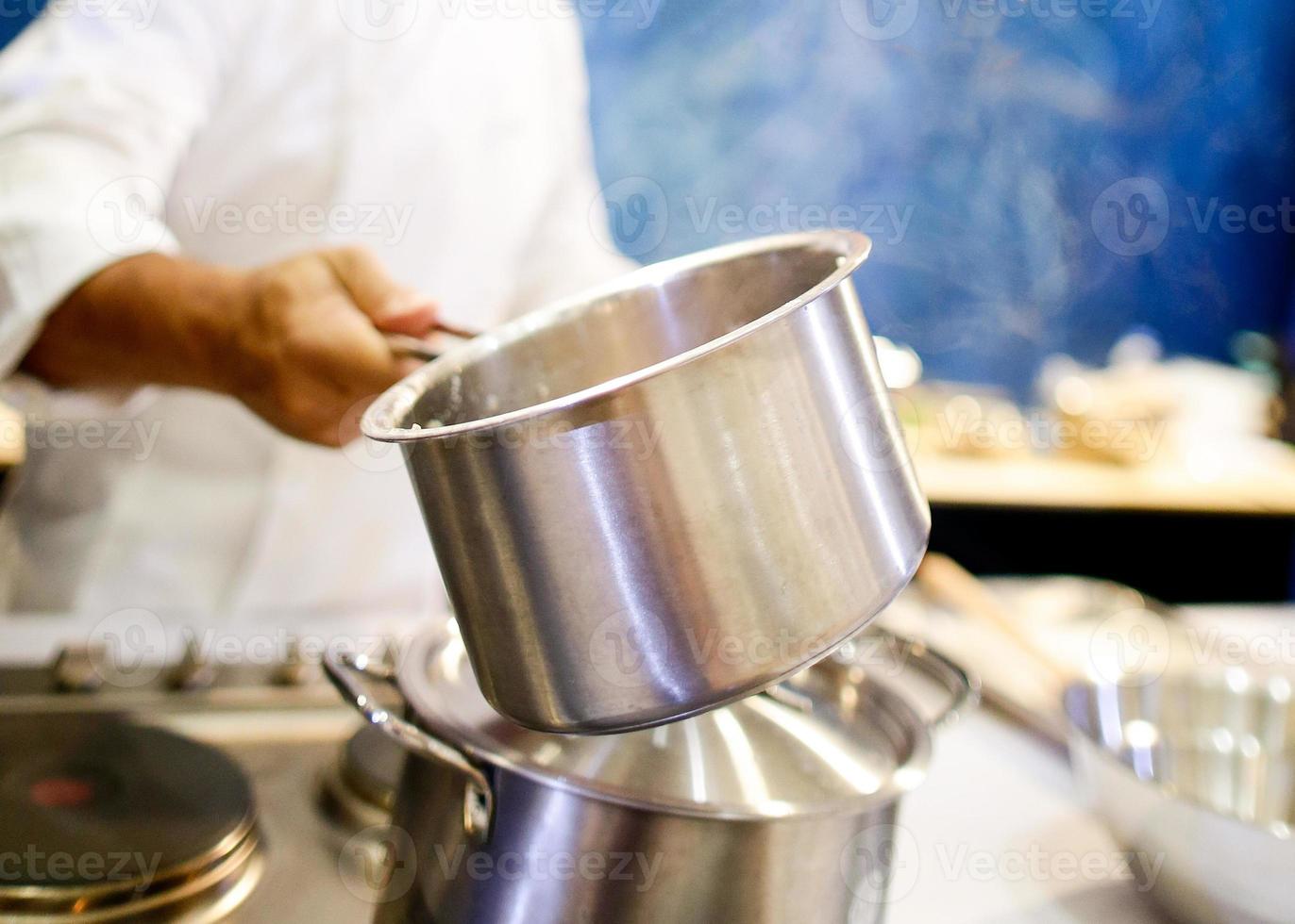 chef che cucina cibo in cucina, chef che prepara cibo foto