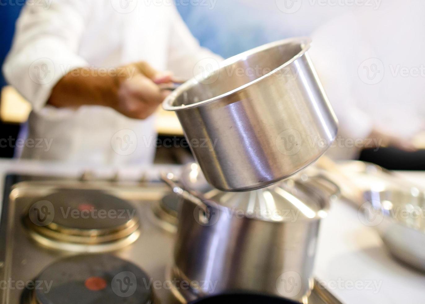 chef che cucina cibo in cucina, chef che prepara cibo foto