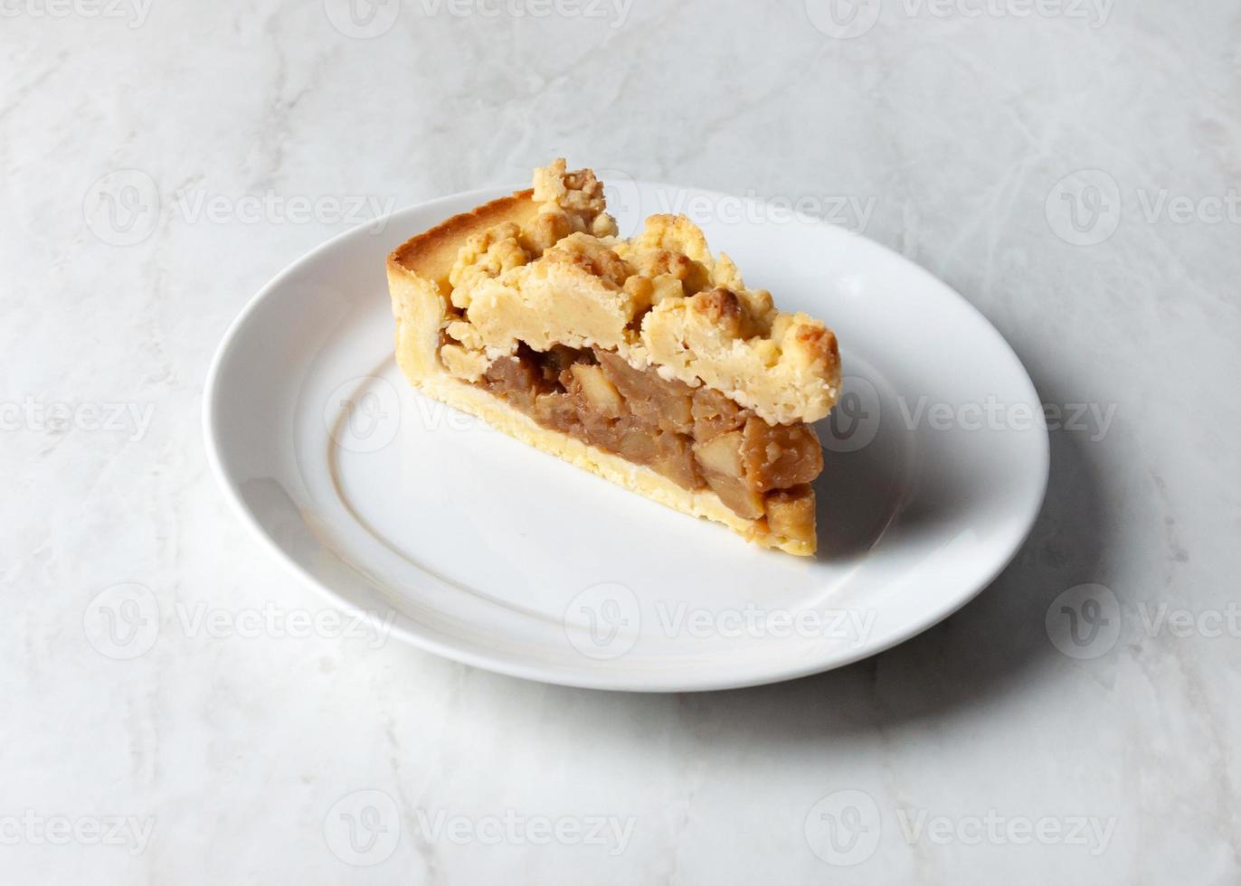 deliziosa torta di mele sbriciolata su un piatto bianco foto