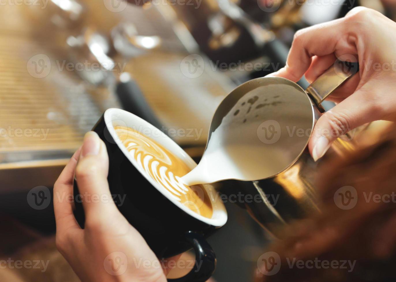 caffè che versa nei bicchieri nella caffetteria foto