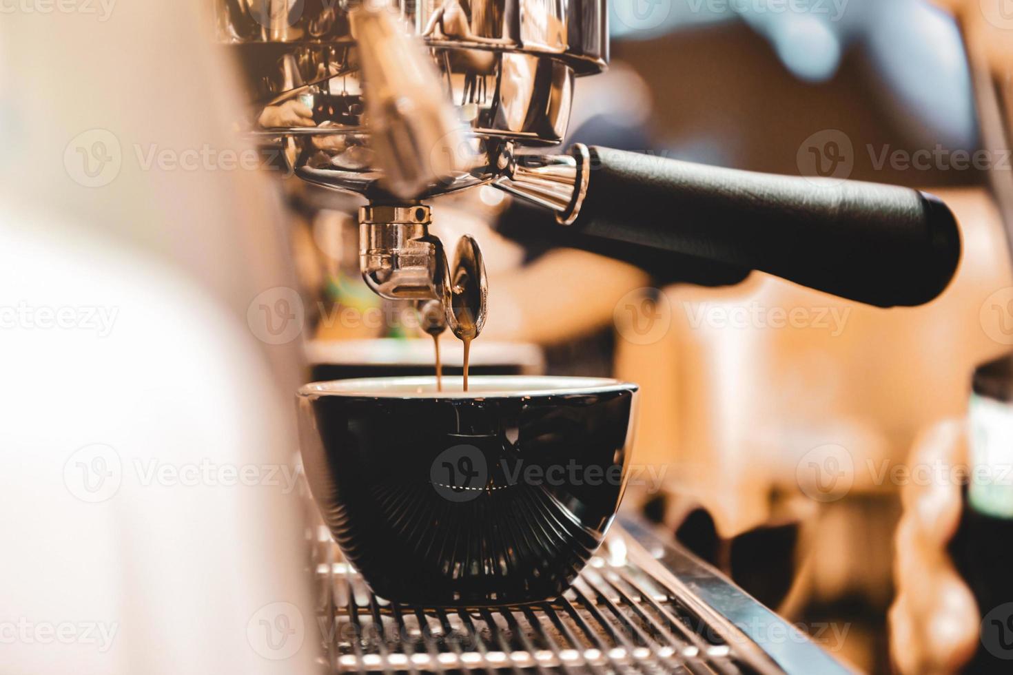 macchina per caffè espresso che prepara un caffè foto