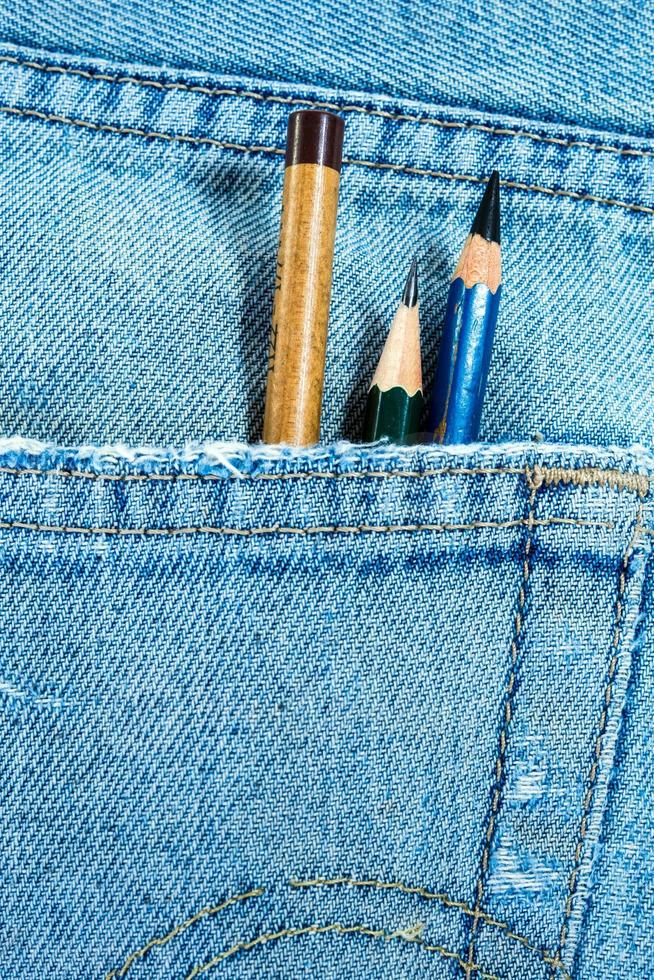 matita nella tasca dei jeans blu foto