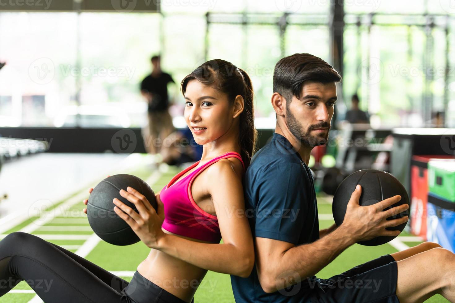 le giovani coppie si allenano in palestra per rafforzare il corpo. foto