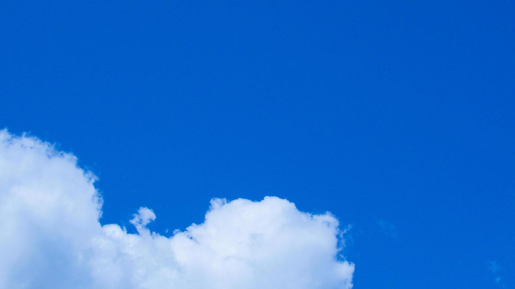 cielo azzurro e nuvole bianche. nuvole sullo sfondo del cielo blu. foto