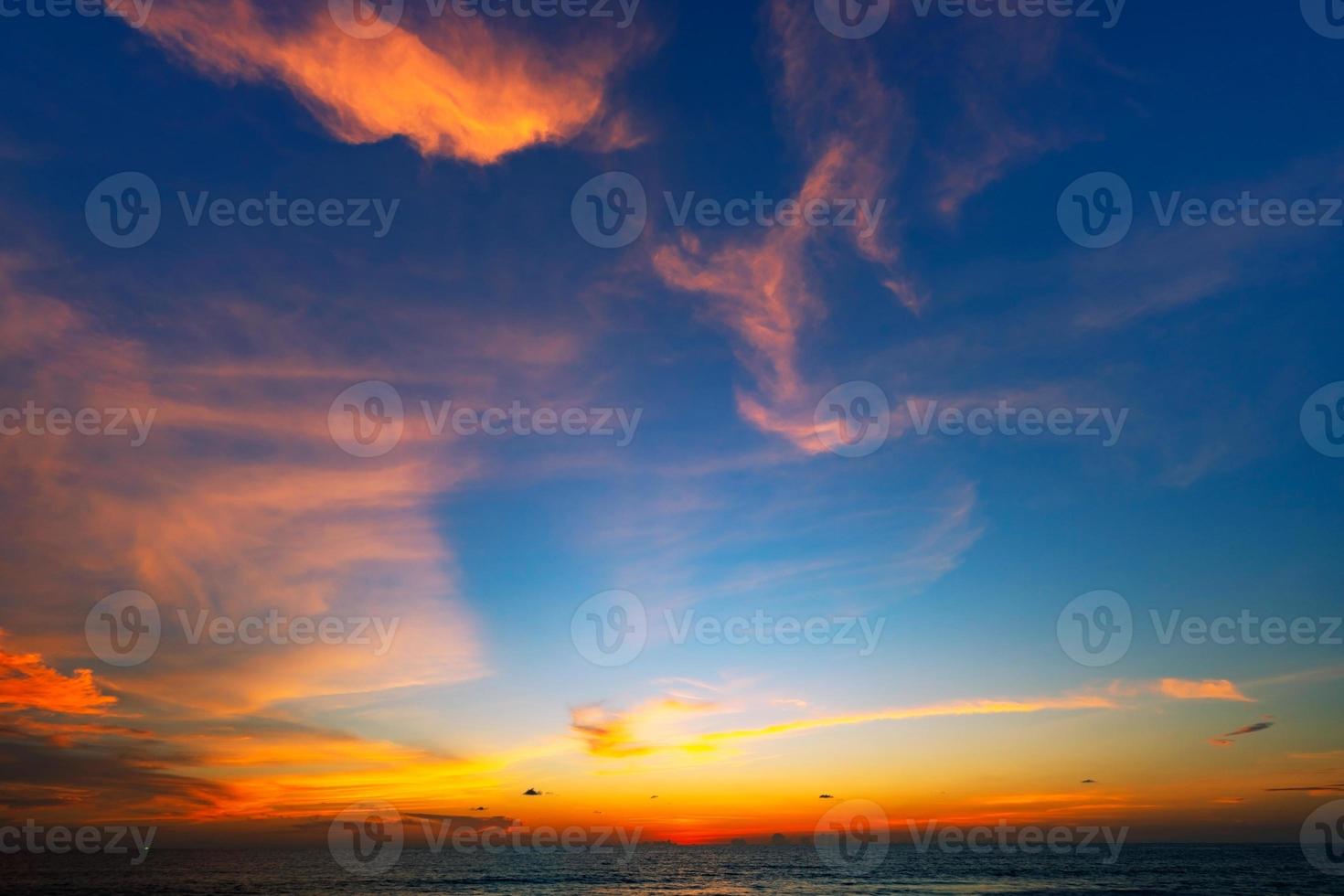 incredibile paesaggio marino con nuvole al tramonto foto