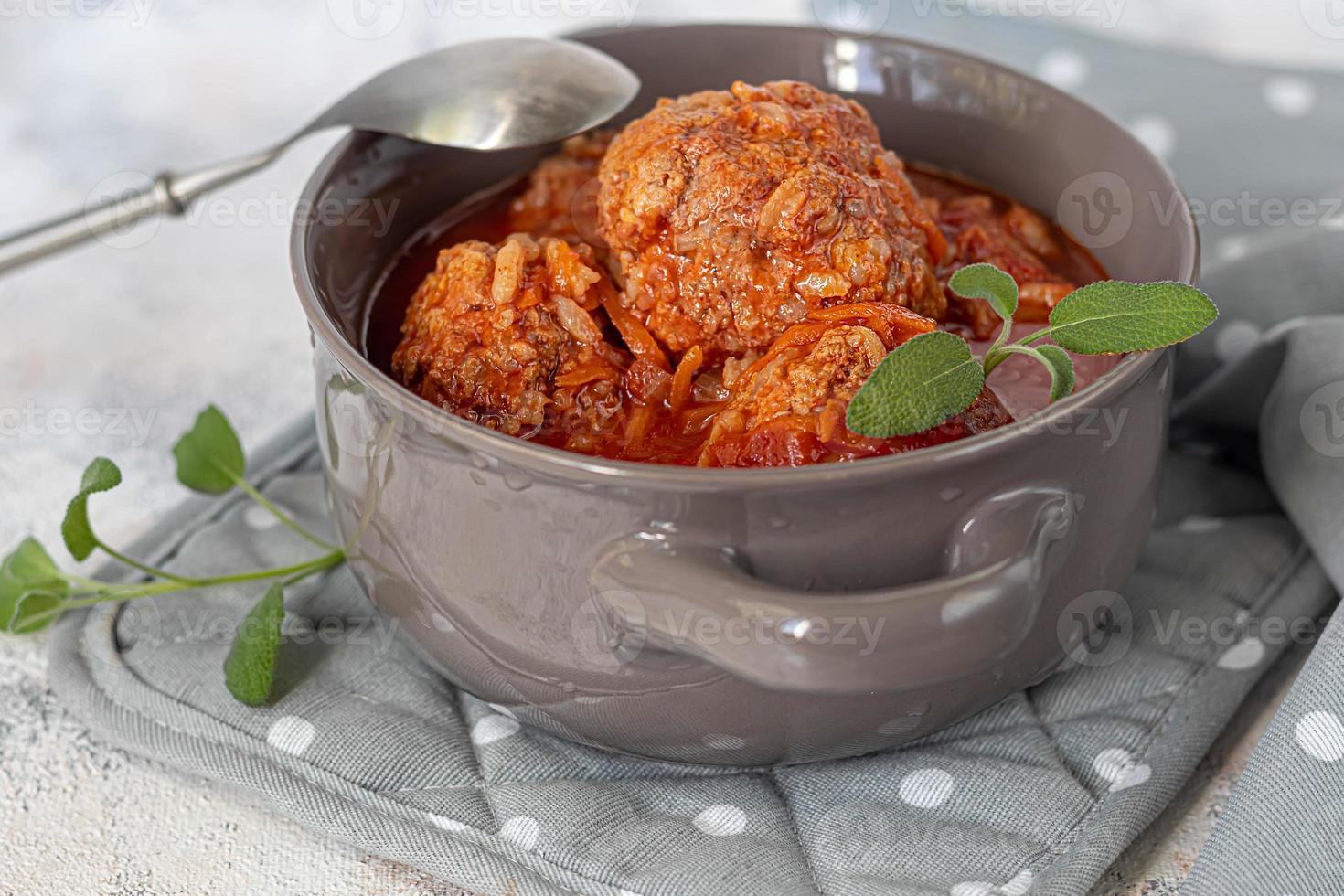 polpette di carne su fondo chiaro con foglie di salvia e prezzemolo. foto