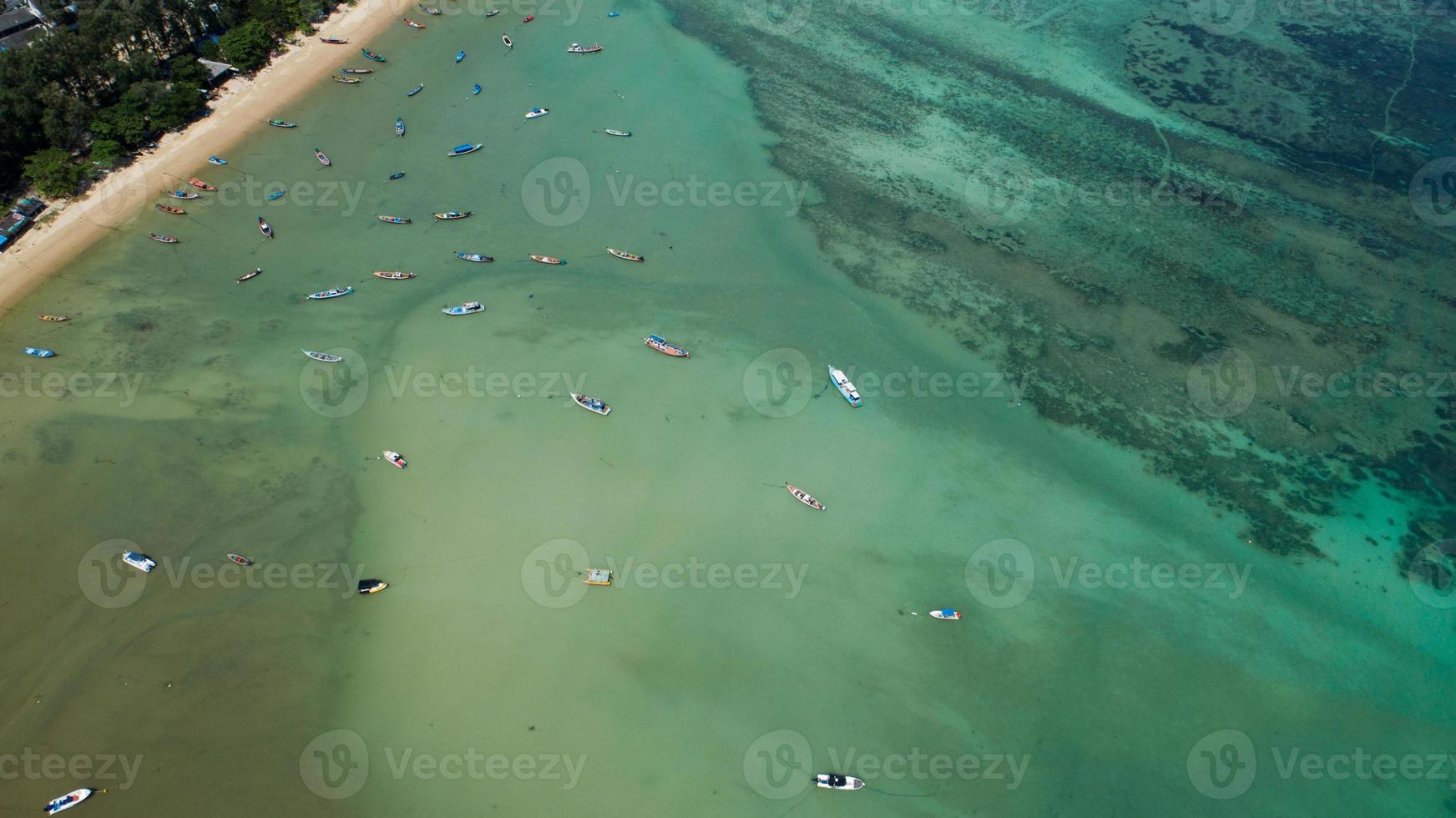 mare tropicale con barche da pesca a coda lunga a phuket thailand foto