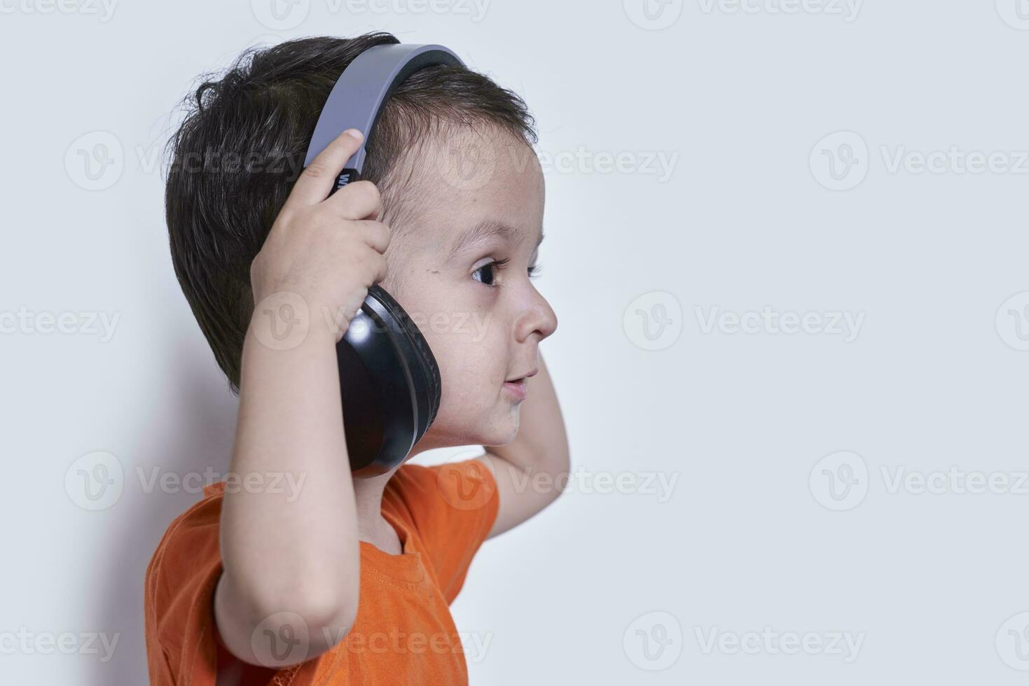 un' carino ragazzo ascoltando per musica foto