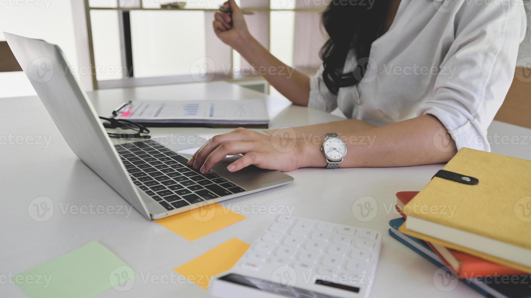 donna d'affari che utilizza laptop per cercare informazioni. foto