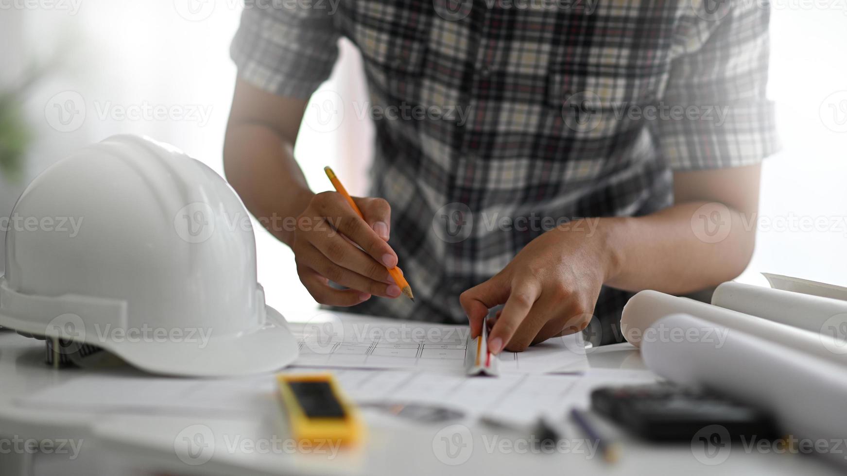 un designer sta disegnando per un interno di casa su una scrivania. foto