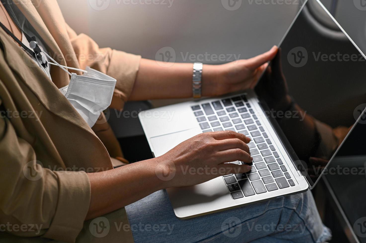 giovane donna che utilizza un computer portatile durante il viaggio. foto