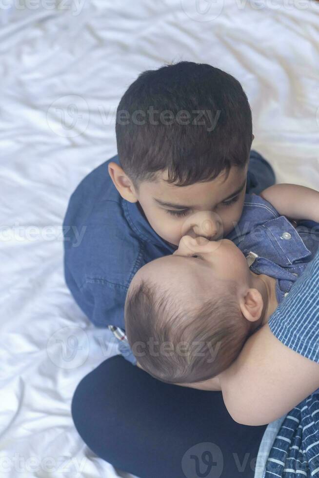 contento infanzia concetto. contento fratelli ritratto. 6 anni e 6 mesi vecchio ragazzi avendo divertimento. Due poco bambini sorridente avendo bene volta. carino poco fratelli dire bugie e giocando insieme foto