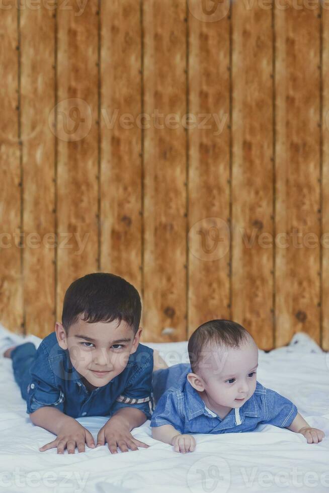 contento infanzia concetto. contento fratelli ritratto. 6 anni e 6 mesi vecchio ragazzi avendo divertimento. Due poco bambini sorridente avendo bene volta. carino poco fratelli dire bugie e giocando insieme foto