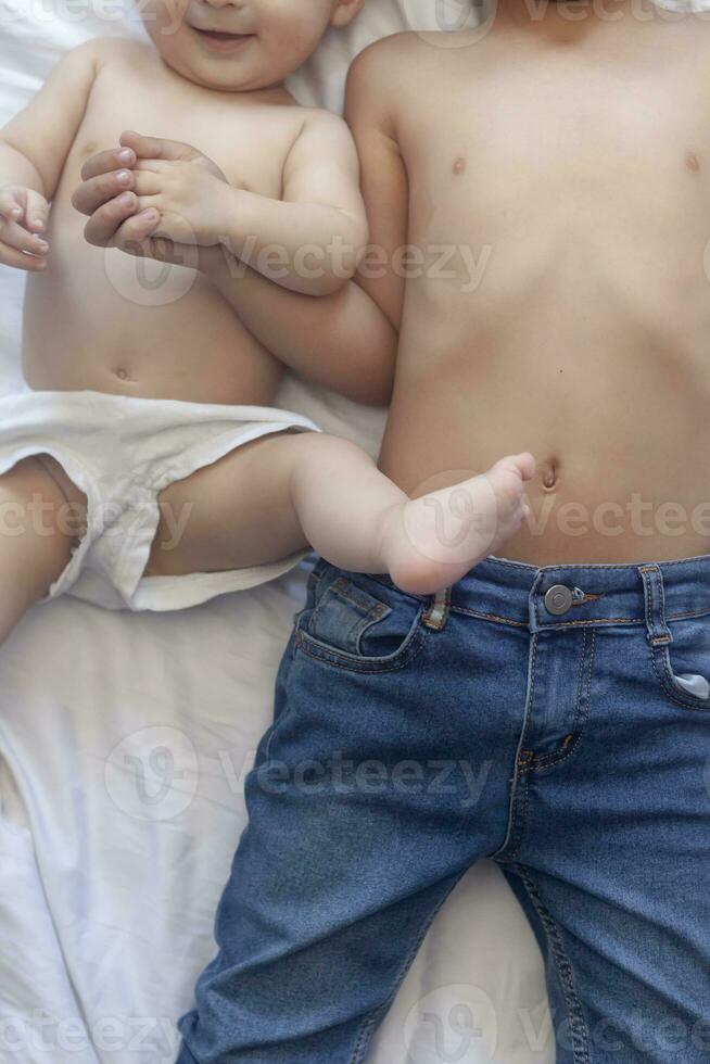 contento infanzia concetto. contento fratelli ritratto. 6 anni e 6 mesi vecchio ragazzi avendo divertimento. Due poco bambini sorridente avendo bene volta. carino poco fratelli dire bugie e giocando insieme foto