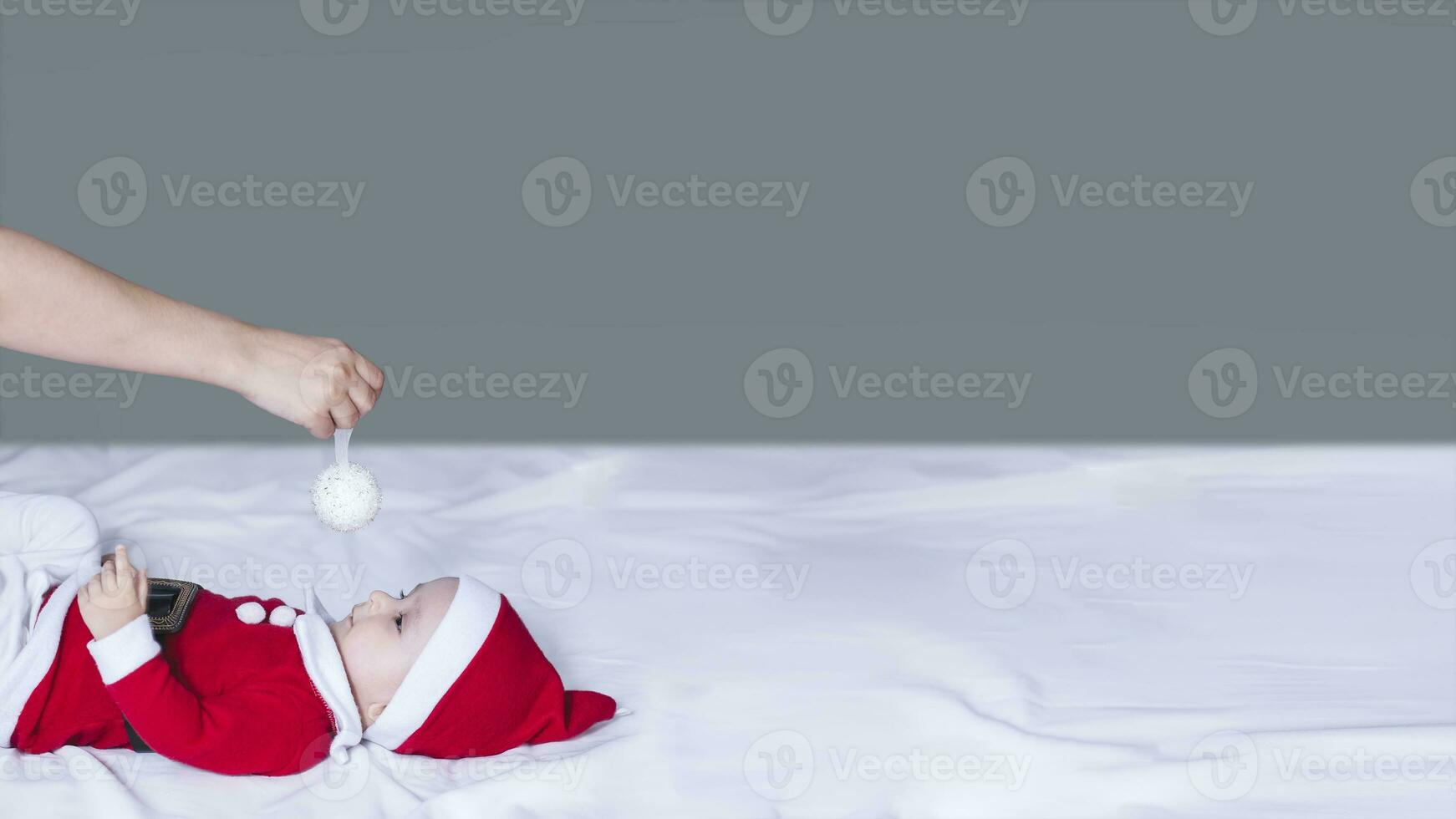 poco babbo natale. 6-9 mesi vecchio bambino ragazzo nel Santa Claus costume. allegro Natale foto