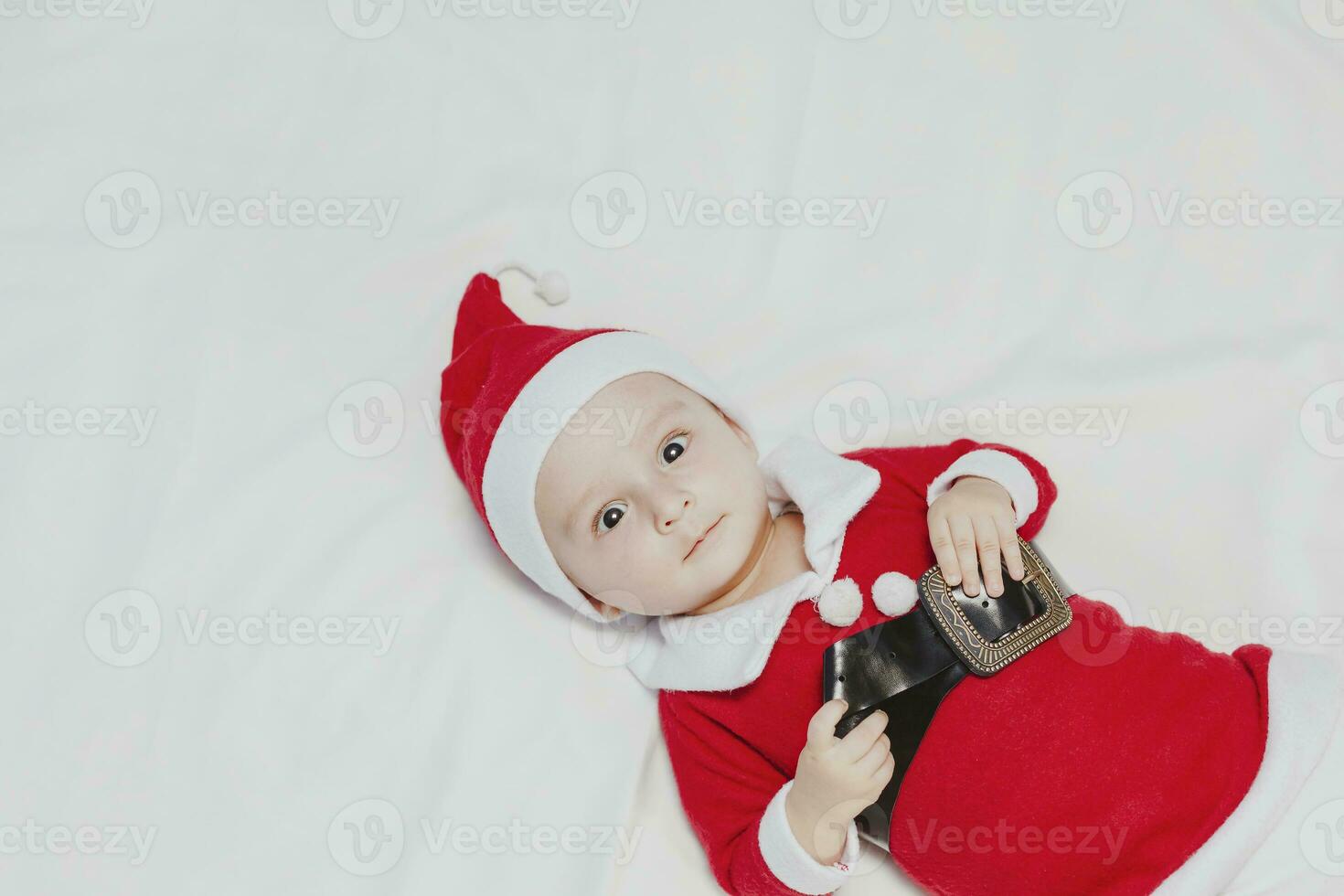 poco babbo natale. 6-9 mesi vecchio bambino ragazzo nel Santa Claus costume. allegro Natale foto