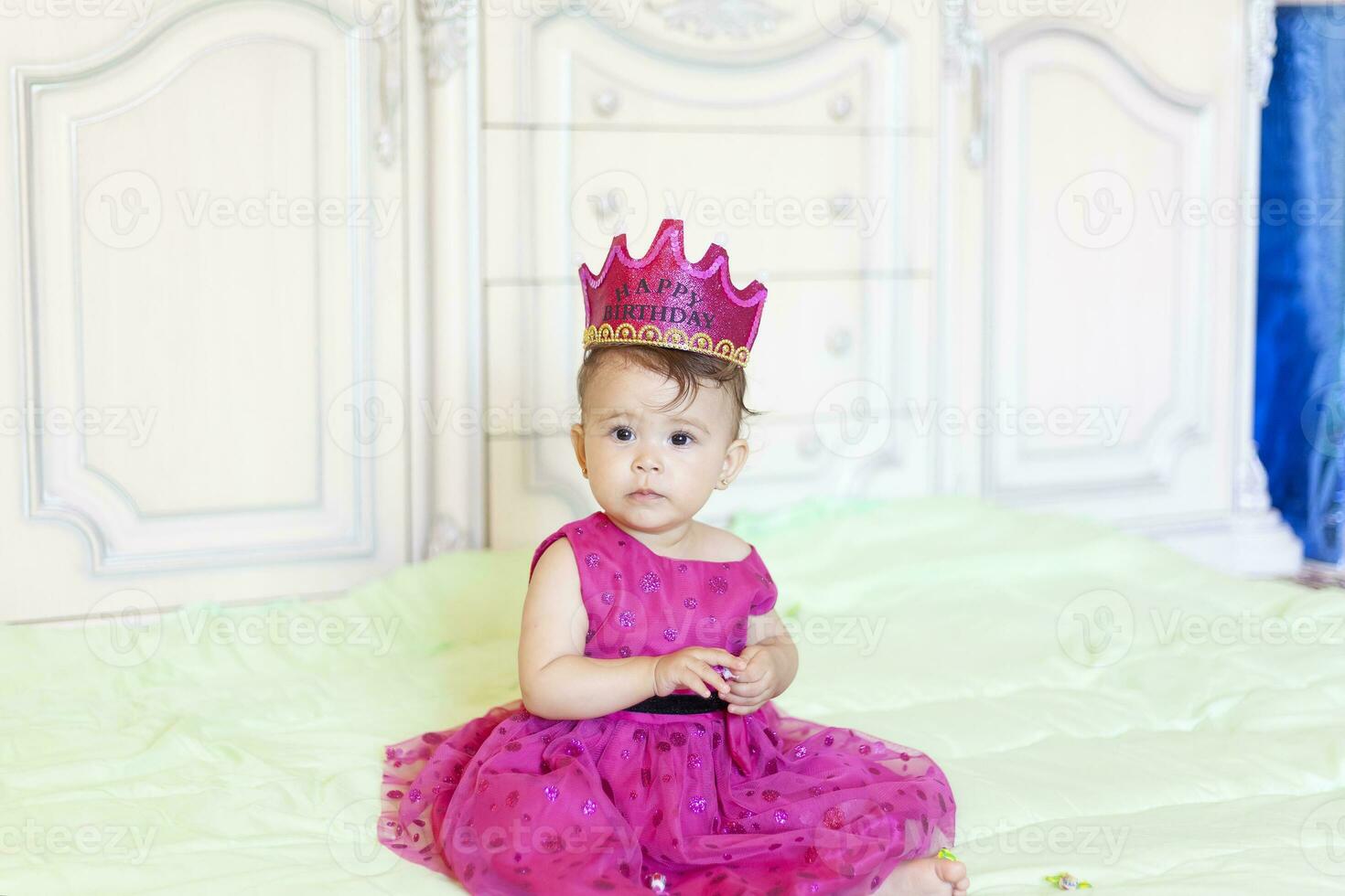 primo compleanno. poco allegro bambino ragazza con corona festeggiare sua primo compleanno festa foto