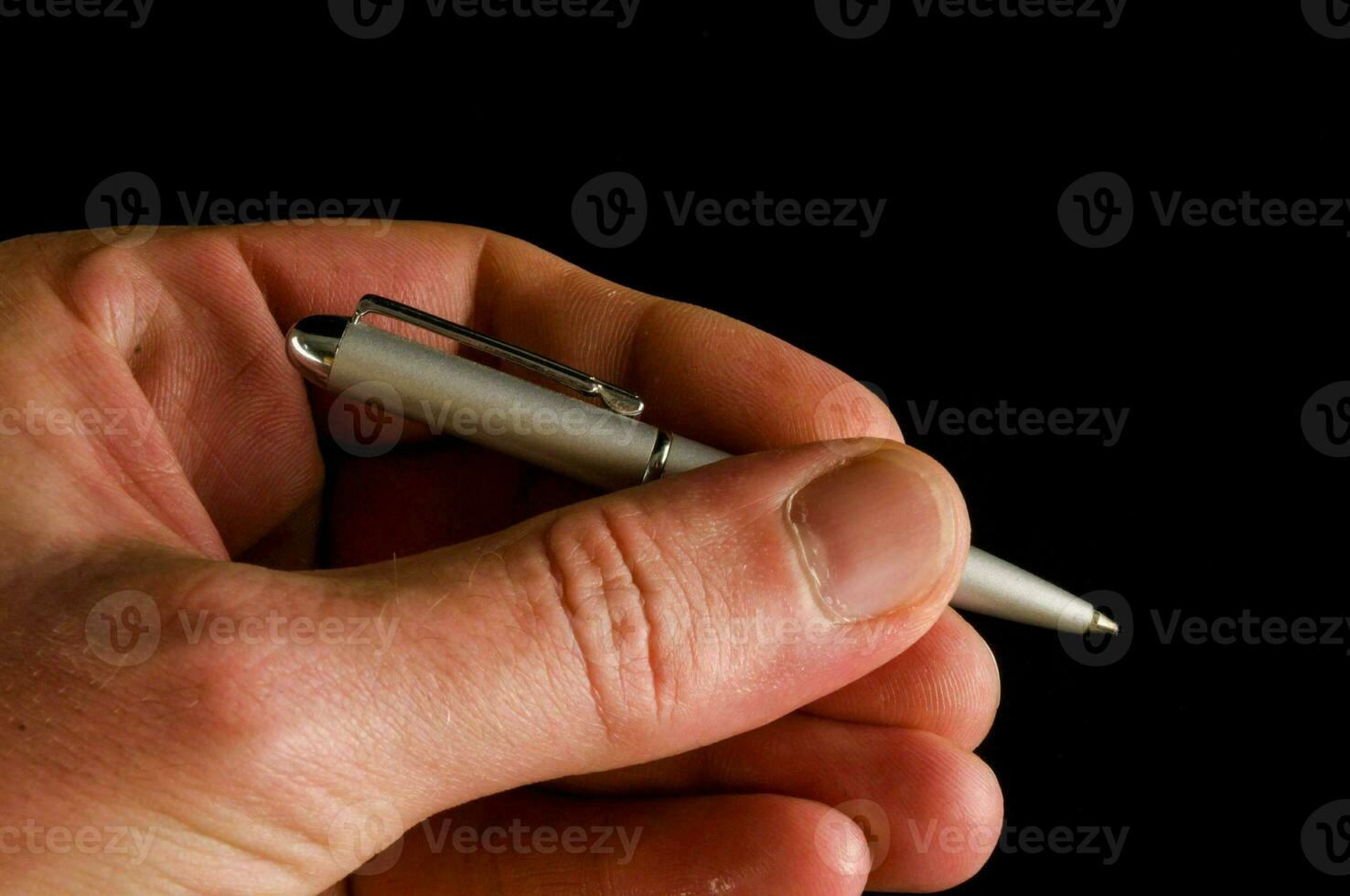 un' persona Tenere un' piccolo penna nel loro mano foto