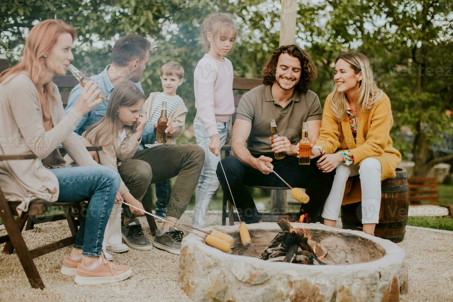 amici avendo bene tempo e cottura al forno calli nel il Casa Giardino dietro la casa foto