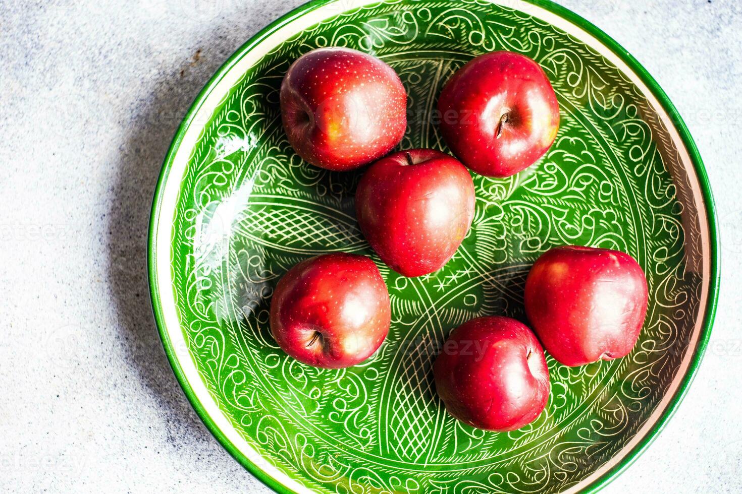 verde ceramica piatto con rosso mele foto