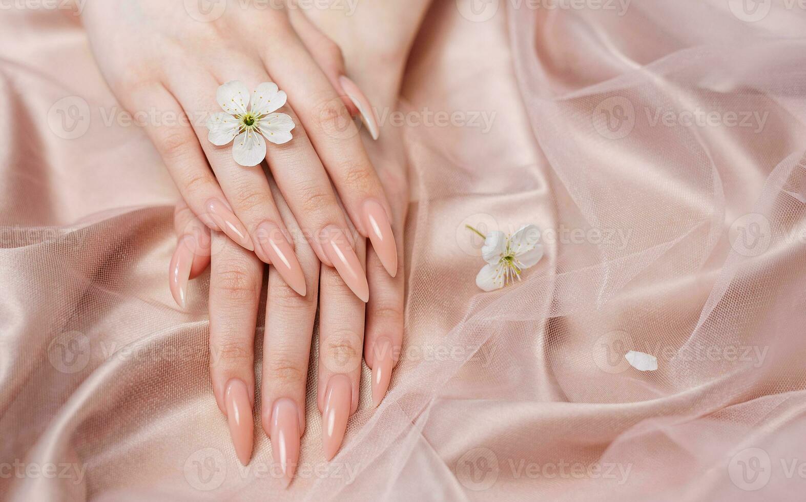 elegante pastello rosa naturale manicure. foto