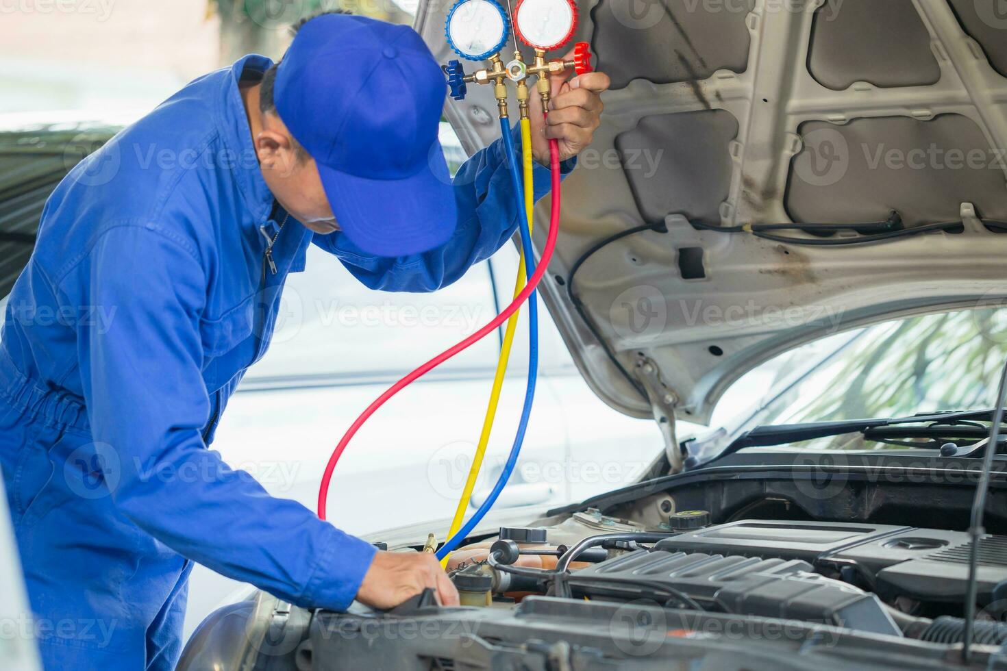 tecnico verificato auto aria condizionata sistema refrigerante ricaricare, auto aria condizionata riparazione, riparatore dai un'occhiata e fisso auto aria condizionatore sistema foto