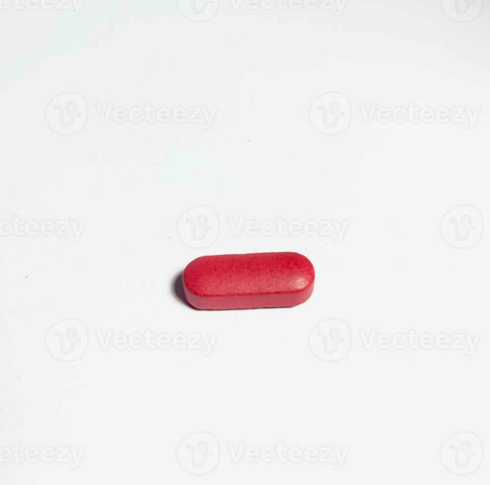 rosso tavoletta pillola medicazione isolato su bianca sfondo.uno singolo medicina foto