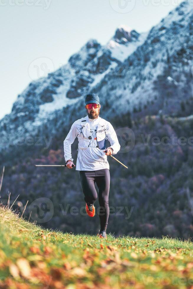 atleta durante resistenza formazione con poli foto