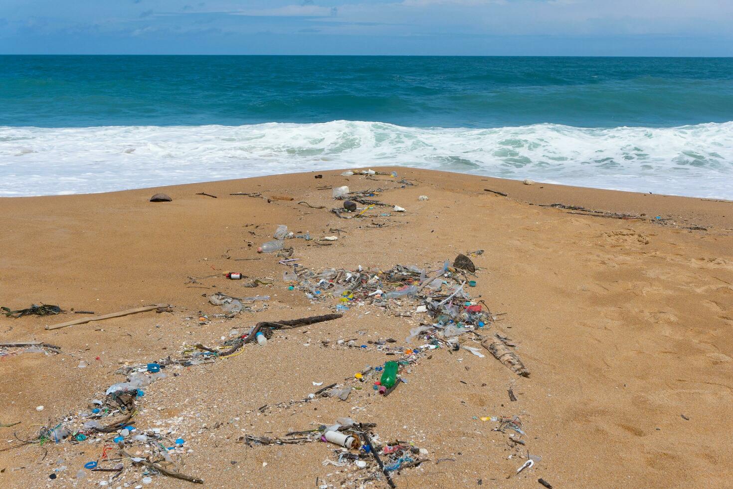 plastica rifiuto ambiente inquinamento su il spiaggia foto