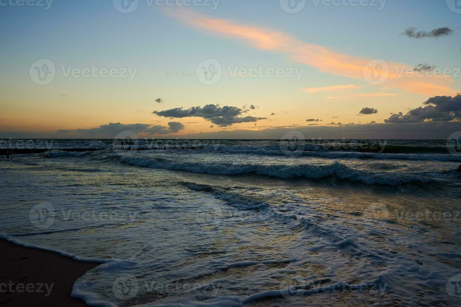 baltico mare contro drammatico nuvoloso cielo a tramonto foto