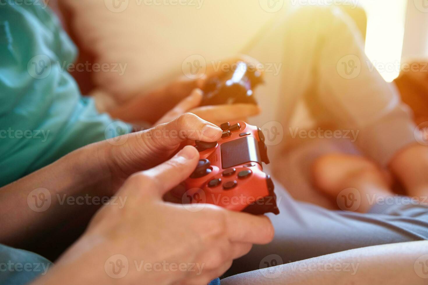 ragazzo e donna giocando video gioco a casa foto