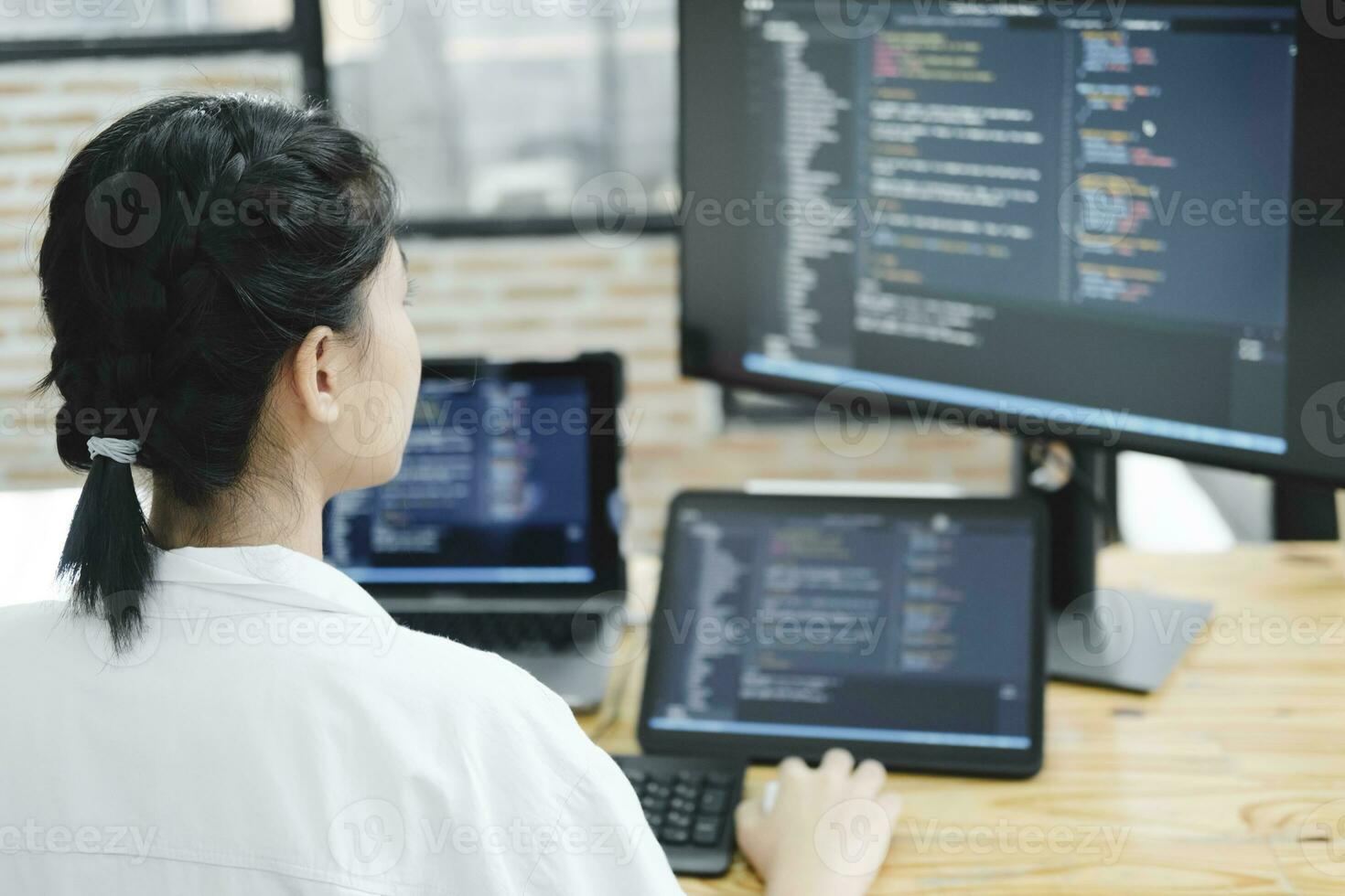 esso programmatore inizia Lavorando su del desktop computer. foto