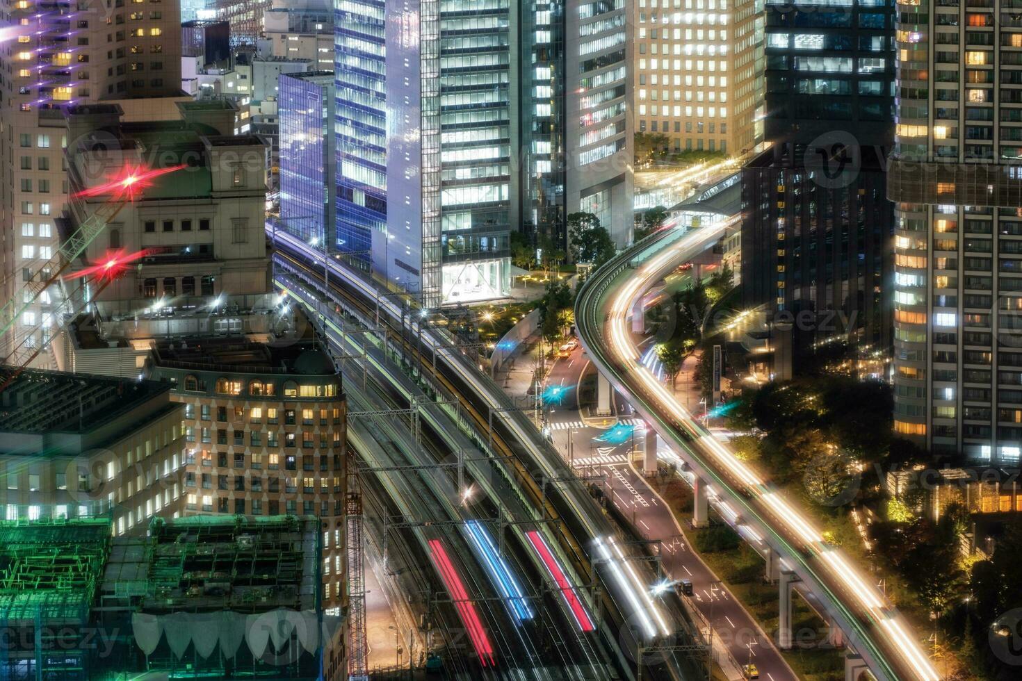 Visualizza di cielo treno traffico in esecuzione nel città centro a daimon foto