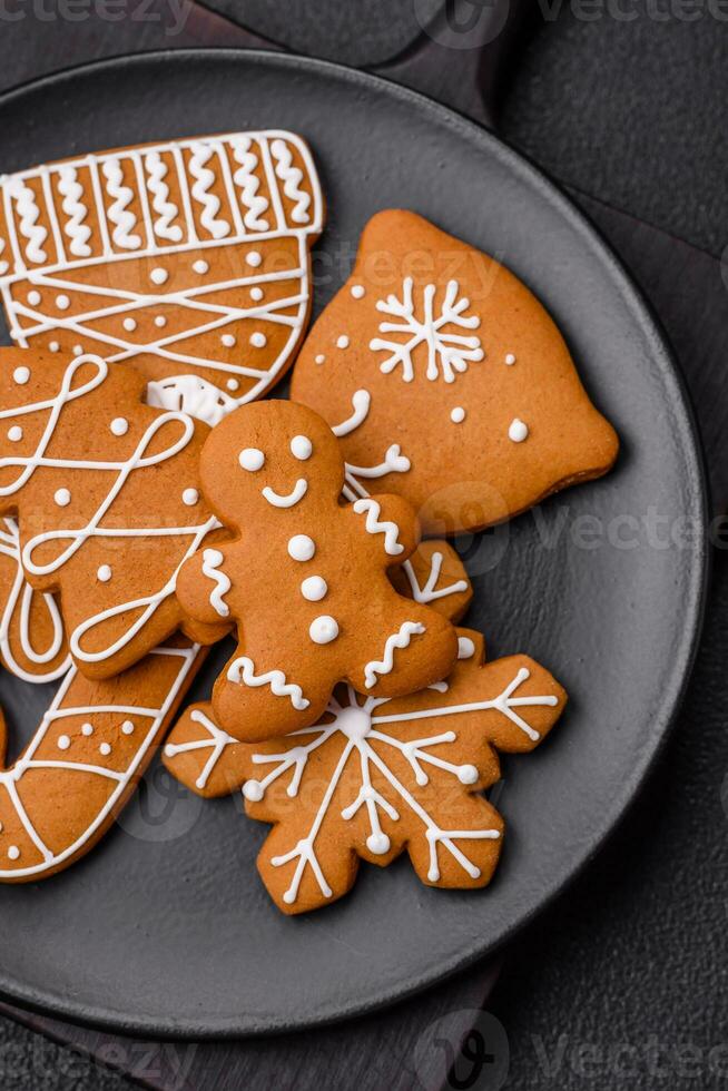 deliziosi biscotti di pan di zenzero con miele, zenzero e cannella foto