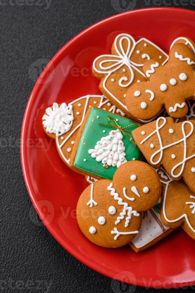 bellissimo Natale Pan di zenzero biscotti di diverso colori su un' ceramica piatto foto