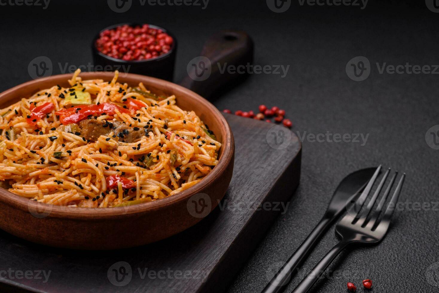 delizioso udon tagliatelle con carne o frutti di mare, la verdura, sale e spezie foto