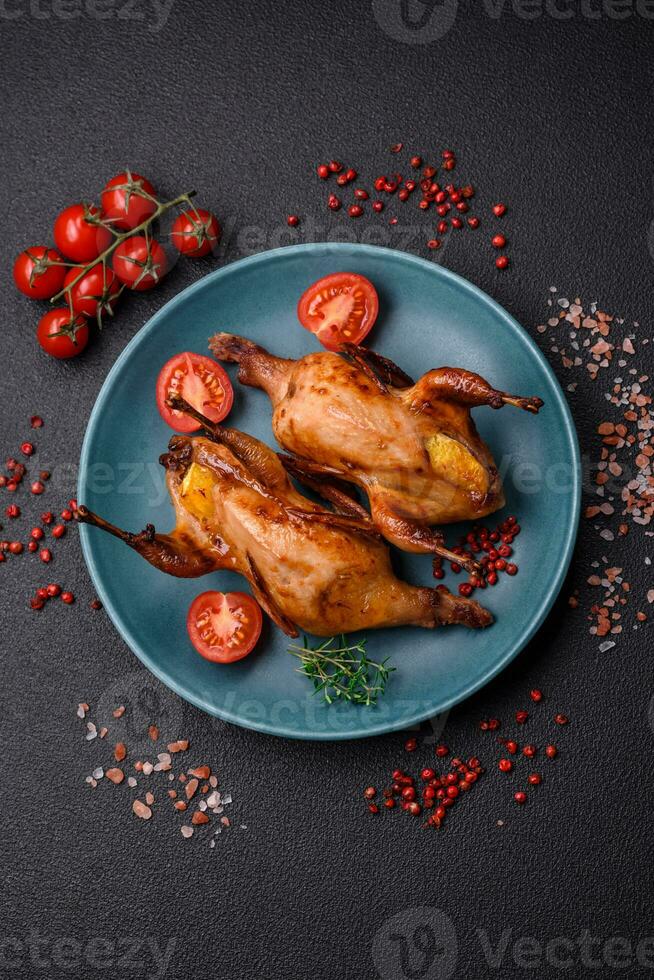 arrostito Quaglia, pernice o Piccione ripieno con arancia con spezie e erbe aromatiche foto