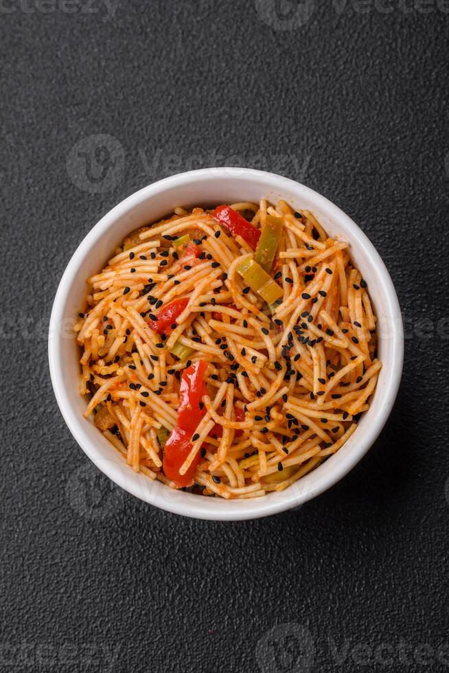 delizioso udon tagliatelle con carne o frutti di mare, la verdura, sale e spezie foto