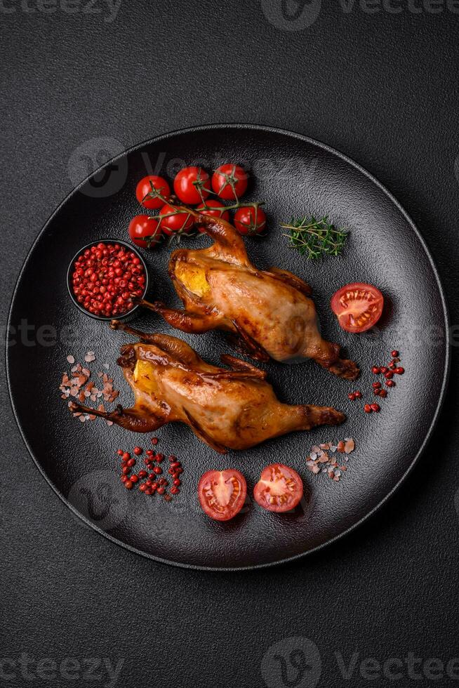 arrostito Quaglia, pernice o Piccione ripieno con arancia con spezie e erbe aromatiche foto