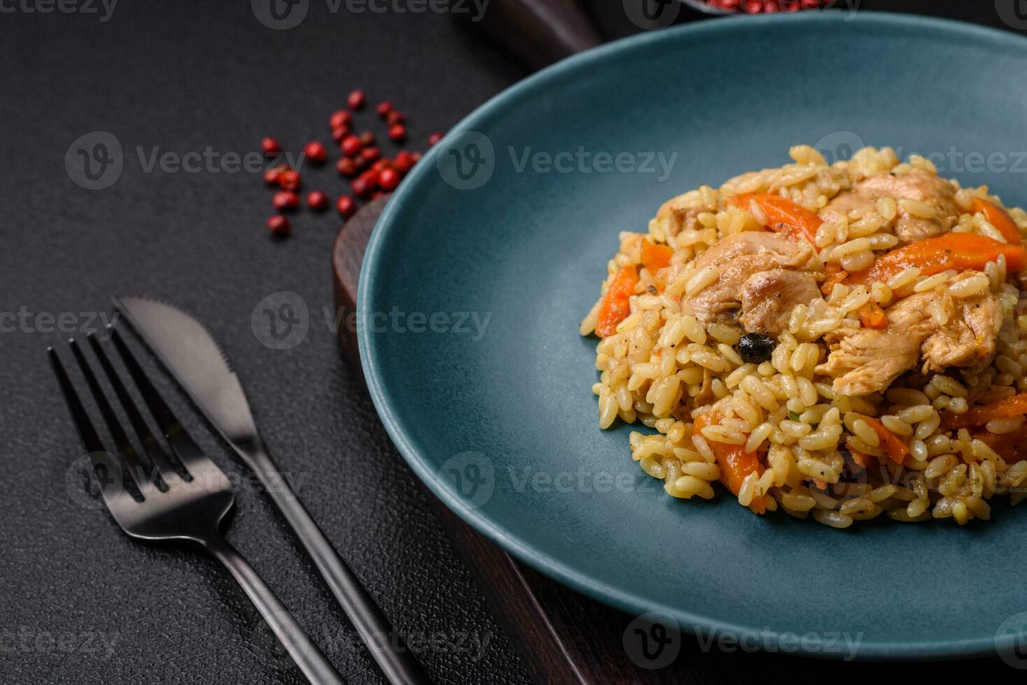 delizioso uzbeko pilaf con pollo, carote, crespino, spezie e erbe aromatiche foto