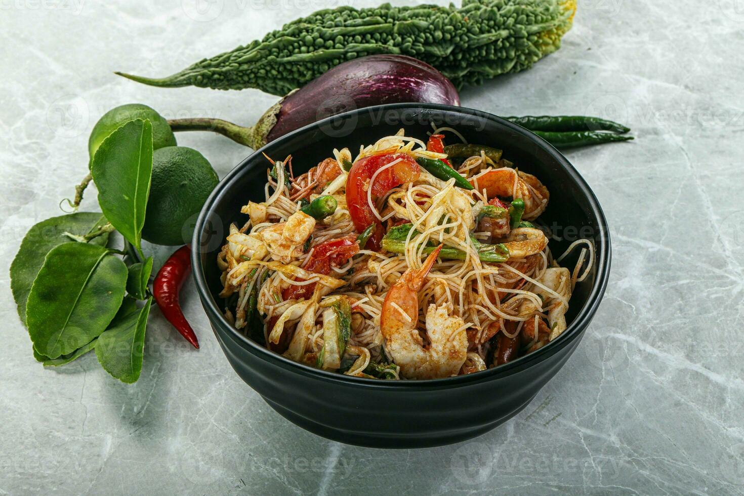 tailandese speziato vermicelli insalata con gamberi foto