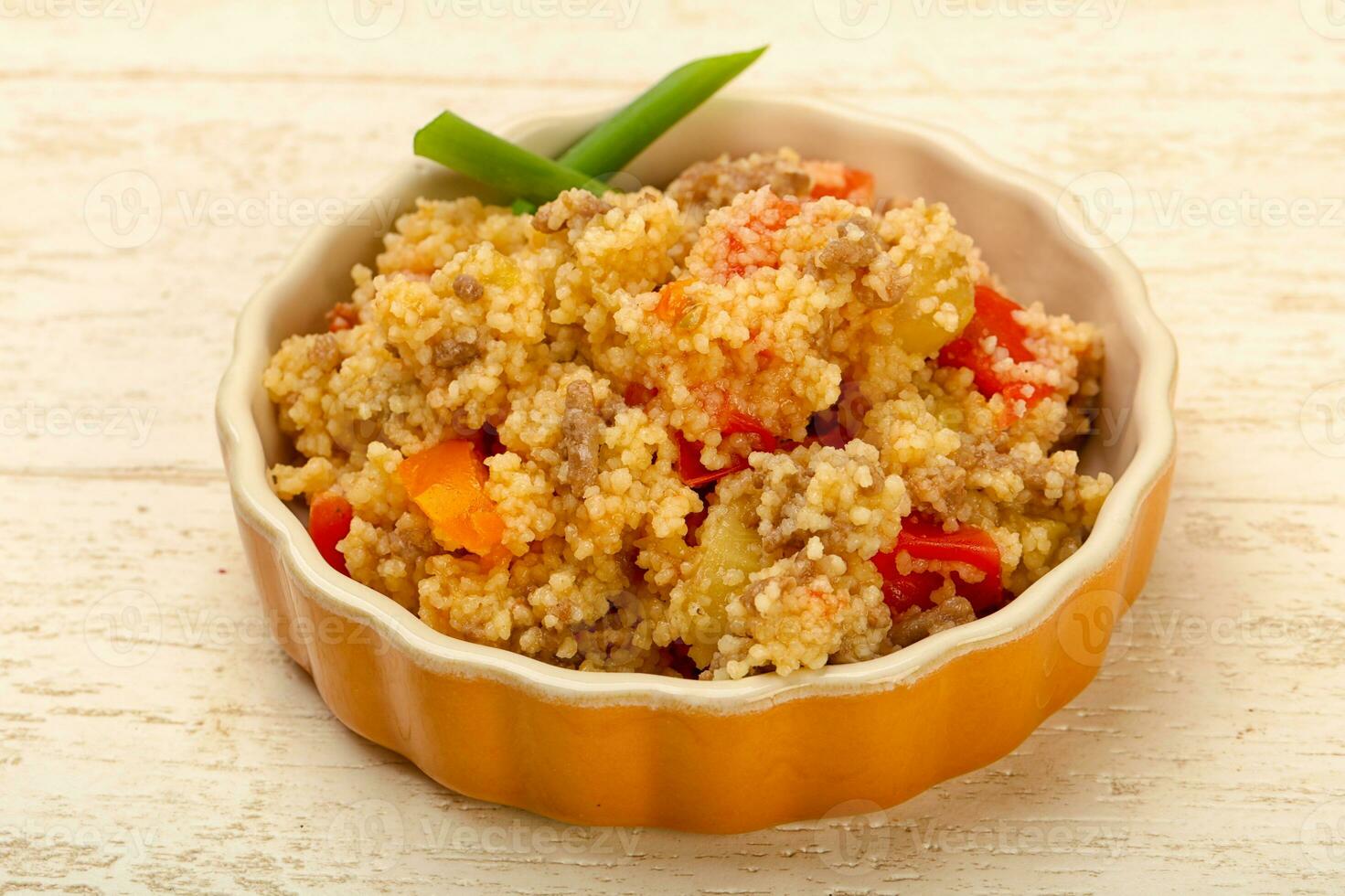 couscous con carne al di sopra di di legno sfondo foto