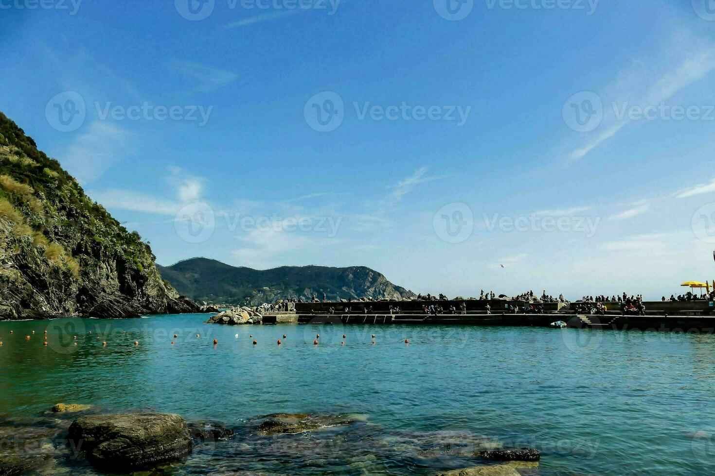 un' roccioso affioramento nel il oceano vicino un' montagna foto