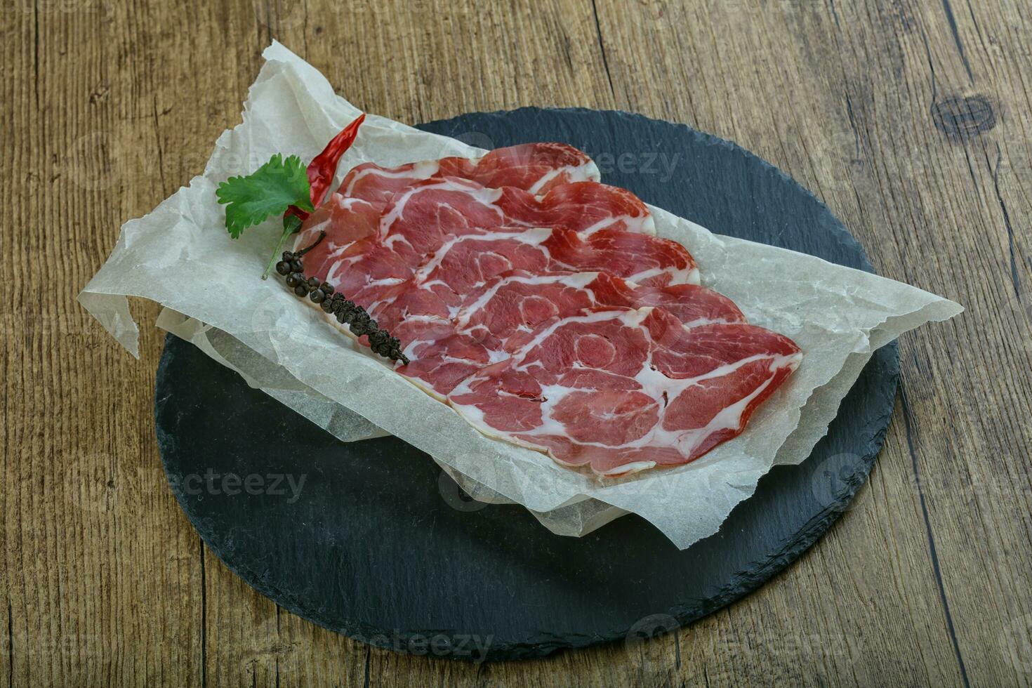 italiano prosciutto al di sopra di di legno sfondo foto