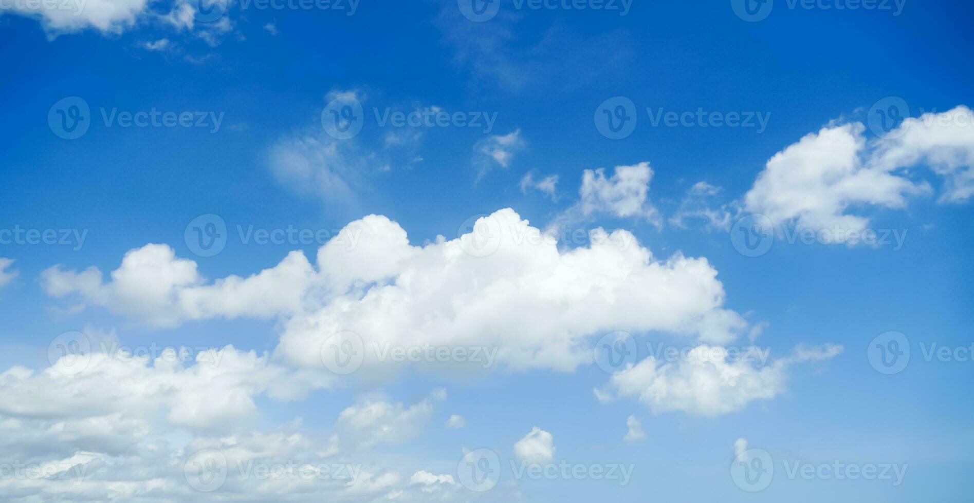 paesaggio nuvoloso, blu cielo e bianca nuvole, chiaro blu cielo sfondo, nuvole con sfondo. foto